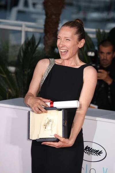 EMMANUELLE BERCOT, LAUREATE DU PRIX D'INTERPRETATION FEMININE DU 68EME FESTIVAL DE CANNES POUR LE FILM 'MON ROI', MISE EN BEAUTE PAR GUERLAIN