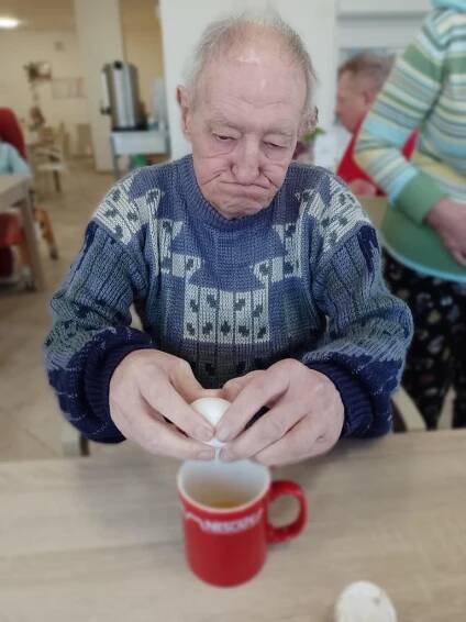 Pečení slaných tyčinek - Oficiální stránky Domov u zámku, z.s., Domov pro seniory, Domov se zvláštním režimem, Pečovatelská
