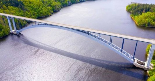 Nejvyšší obloukový most v Česku vede přes Orlík. Historii Žďákovského mostu připomíná výstava