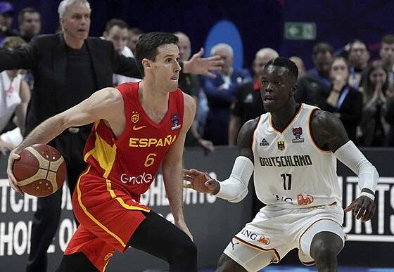 Španělský basketbalista Xabi López-Arostegui,(vlevo) útočí, brání německý...