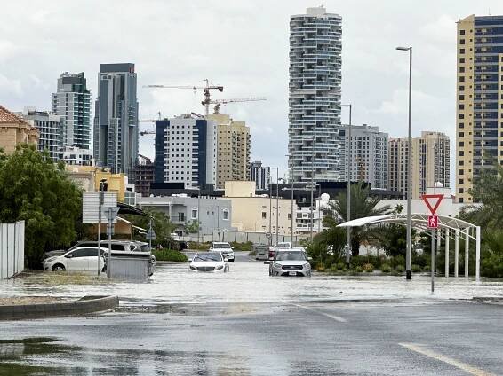 Foto: Povodně v pouštní Dubaji. Silnice se proměnily v řeky, letiště je ochromené