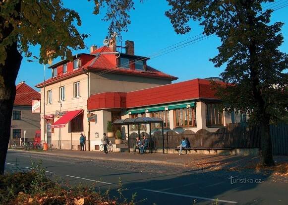 Populární restaurace U Dvora s atriovou jídelnou
