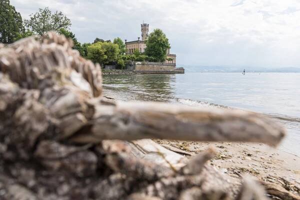 Langenargen direkt am Bodensee lädt mit Schloss Montfort und Uferpromenade zum Verweilen ein.