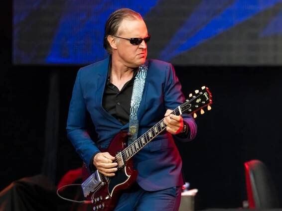 Joe Bonamassa performing live