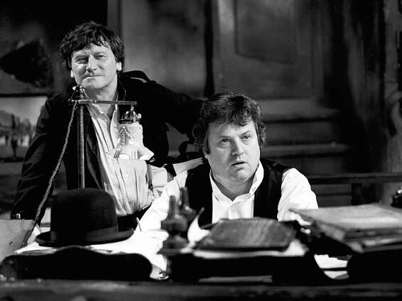 Jirí Císler and Bronislav Poloczek in Ztracený manžel a zastřelený výhybkář (1980)