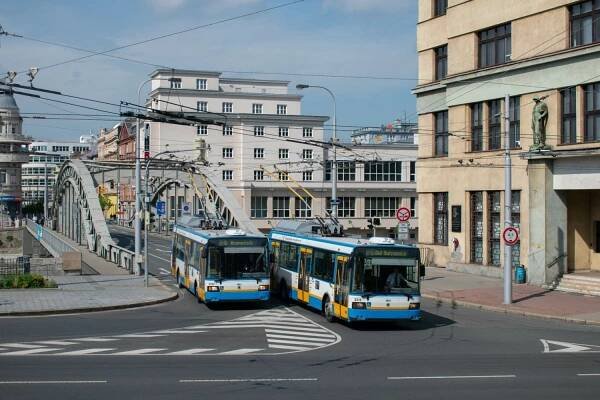 Trolejbusy Škoda 21 Tr ev. č. 3312 a 3313 opouštějí na slezském břehu Ostravy most Miloše Sýkory. (foto: Jiří Mejstřík)