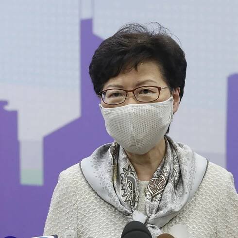 Odveta za potírání disentu. USA uvalily sankce na správkyni Hongkongu Lamovou a další činitele