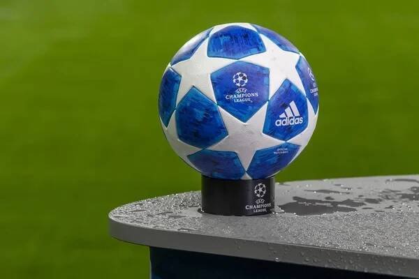 Moskva, Rusko -, 24.10.2018: hra Ligy mistrů Uefa na RŽD Arena, Lokomotiv (Moskva) Portu (Portu) - oficiální míč. — Stock obrázek