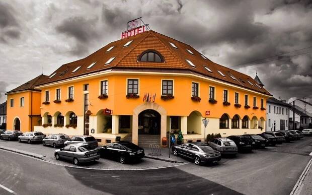 Znojmo v obklopení vinic: Rodinný Hotel N *** s polopenzí, láhví vína, návštěvou cukrárny a odpočinkem v sauně