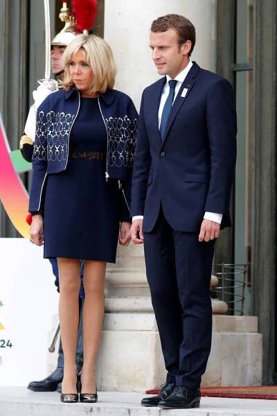 Krátkými šaty je první dáma Francie Brigitte Macronová pověstná. Její věk, 64 let, by jí hádal málokdo.