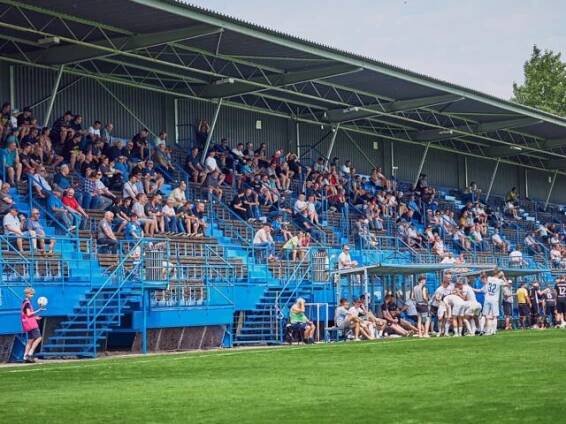 🎉⚽️ ⚪️🔵Veliké DÍKY! ⚪️🔵⚽️🎉

Podle oficiálních statistik jsme v uplynulé sezoně měli nejvyšší průměrnou návštěvnost ve 4. lize. 💙

Díky vám všem, co chodíte fandit, když se daří i když se nedaří. Takhle se poznají praví fanoušci!

Naší prioritou je vám to vrátit výkonem na hřišti. Zároveň chceme, aby vás fotbal u nás bavil i mimo trávník, v jarní části sezóny jsme třeba připravili vylepšenou gastrozónu a dětské aktivity. 

Budeme rádi za vaši zpětnou vazbu, co se líbilo, co zlepšit, co přidat.

Díky, že jste s námi. Těšíme se na vás v nové sezoně! ⚽️⚪️🔵

#mfkhavirov #indianihavirov #havirovskyfotbal #nejlepsifanousci