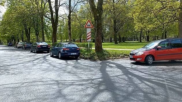 Divoké parkování u mariánskolázeňské nemocnice skončí, přibude padesát míst