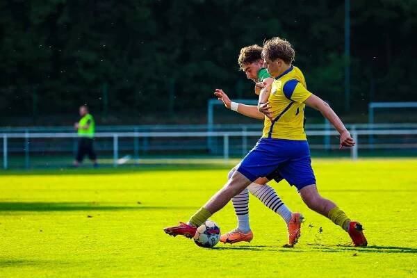 FORTUNA divize A, 25. kolo: FC Rokycany - SK SENCO Doubravka (na snímku fotbalisté ve žlutých dresech) 0:1.