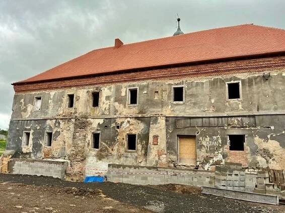 Zámek Mirošovice - zahájení stavby a průběh rekonstrukce - Oficiální stránka obce Hrobčice