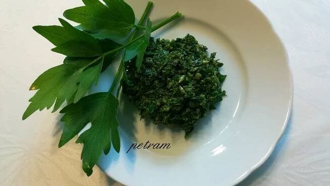 Jak připravit libečkové pesto. Oblíbená zahradní rostlina výborně ochutí polévky, guláše i karbanátky