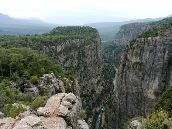 bezplatná Úchvatný výhled na kaňon Tazi s bujnou zelení a skalními útvary. Základová fotografie