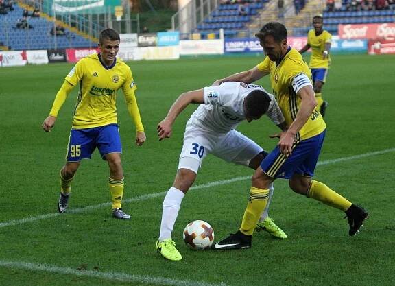 Fotbalisté Zlína (ve žlutých dresech) se v 10. kole HET utkali s předposlední Jihlavou.