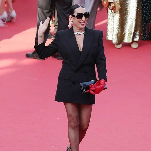 Rossy de Palma conquista Cannes con vestido-esmoquin de Saint Laurent