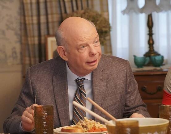 Mladý Sheldon - A Pineapple and the Bosom of Male Friendship - Z filmu - Wallace Shawn