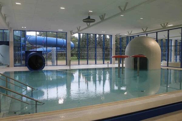 Areál bazénu nabídne i wellness nebo bowling
