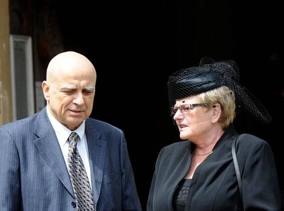 Vdova Milada na pohřbu svého muže s Ivanem Mládkem. 
