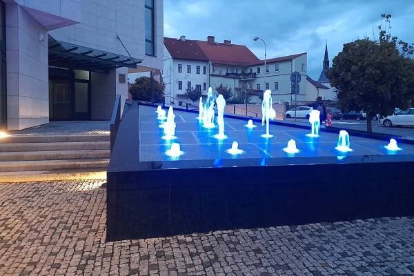 V centru Lípy mohli lidé obdivovat novou fontánu. Zatím svítila jen o svátku