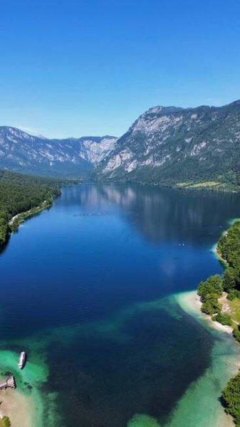 Výlet k jezeru Bohinj v Julských Alpách: koupání, procházky nádhernou přírodou i návštěvy památek