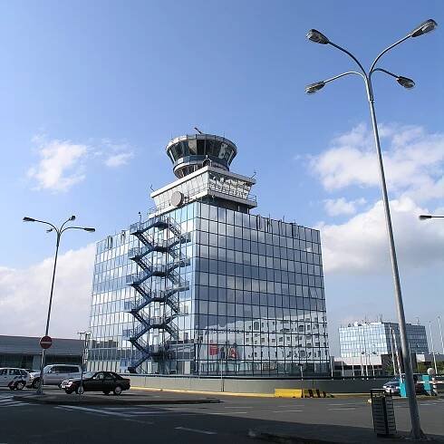 Súbor:Praha, Ruzyne International Airport - nova ridici vez 1.jpg