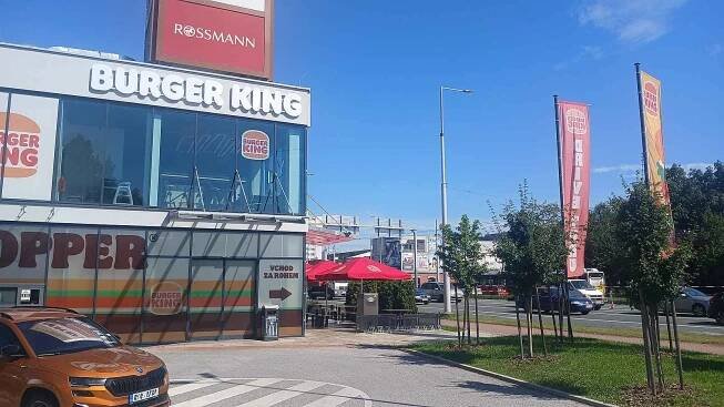Hradecký fast food otočil ventilaci, zápach ale trápí místní dál