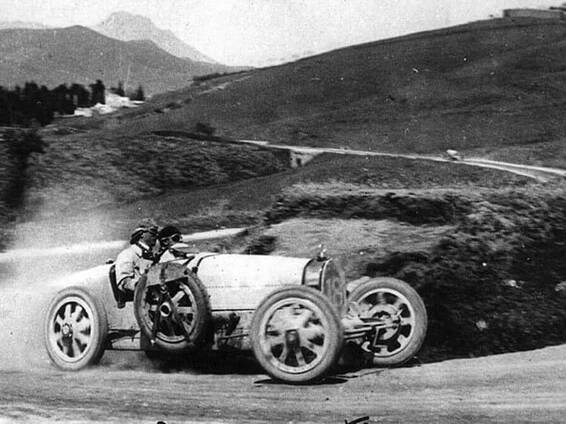 Drsný závod Targa Florio: Eliška Junková mohla být ráda, že vyvázla živá