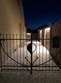 Dům na jihu Valtice - brána v noci - pronájem chalupy - zvětšit