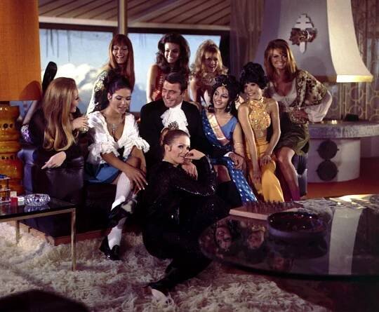 ON HER MAJESTY'S SECRET SERVICE, George Lazenby (center), Bond Girls, 1969