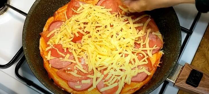 Jednoduchá pizza z pánve hotová raz dva do 10 minut: Na těsto stačí jen 6 lžic mouky a 6 lžic zakysané smetany - budete