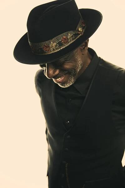 Keb’ Mo’ a kalhoty za sto babek. Americký písničkář vystoupí v Praze