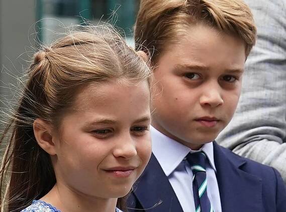 Princ George se svou mladší sestrou princeznou Charlotte
