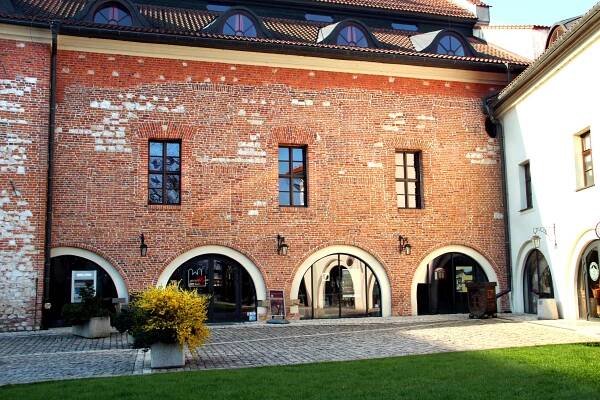 Na fotografii je vidět objekt Dom Gości Opactwa Benedyktynów nacházející se ve městě Tyniec.