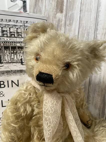 ANTIQUE & COLLECTOR’S TEDDY BEARS