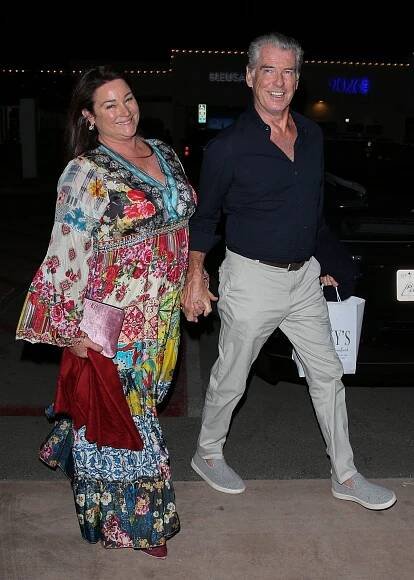 Pierce Brosnan vyrazil ruku v ruce s manželkou na večeři. Doprovodil je i syn, který bývalého Bonda přerostl téměř o hlavu