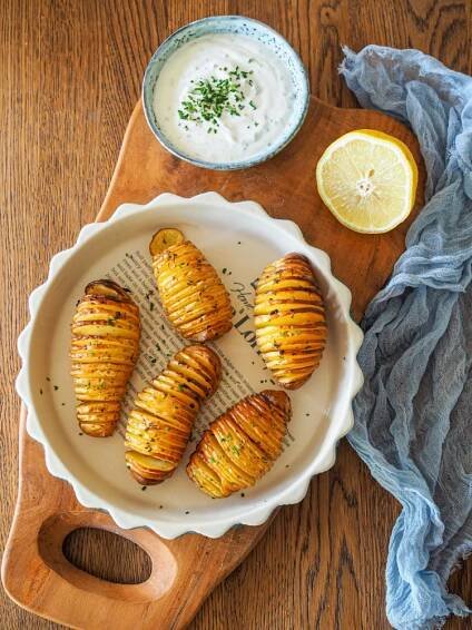 RECEPT | BRAMBORY HASSELBACK S CITRÓNOVÝM DIPEM | Na skok v kuchyni