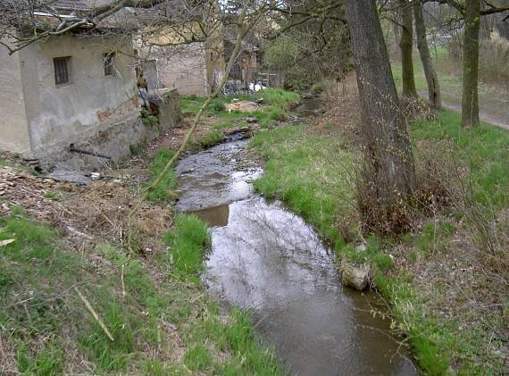Potok na dolním toku v Újezdě Svatého Kříže