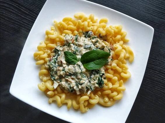 Recept na Sýrová Omáčka Se Špenátem, Žampiony a Tofu