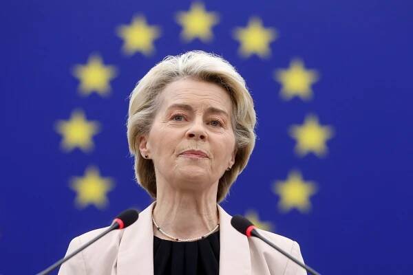 Leyenová ustála kritický okamžik: Europarlament nedůvěru komisi nevyslovil