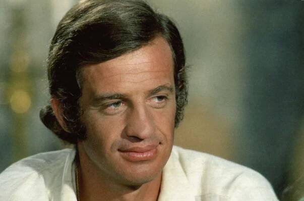 Jean-Paul Belmondo opět jako bujarý švihák a akční hrdina par excellence v komedii Manželé z roku II