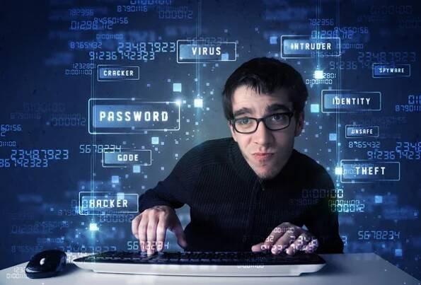 Programování hackerů v technologickém prostředí s kybernetickými ikonami — Stock obrázek