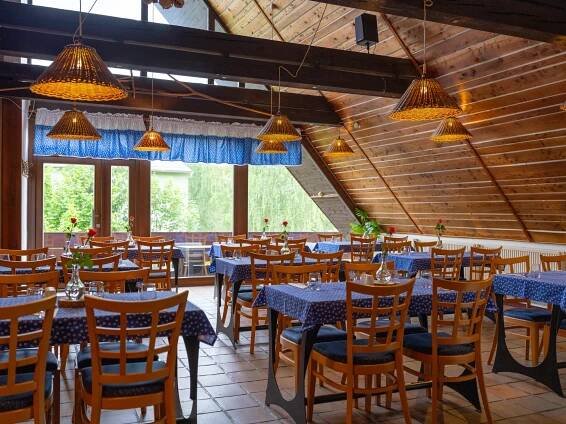 Čtyřchodové menu i s vinným párováním ve valašské kolibě pro 2 osoby