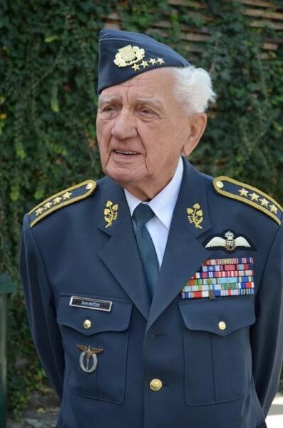 Zemřel poslední český pilot RAF Emil Boček (†100). K posledním narozeninám mu blahopřál i Karel III.