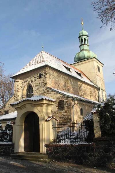 Prosek láká na tajemné podzemí, skály a kostel sv. Václava