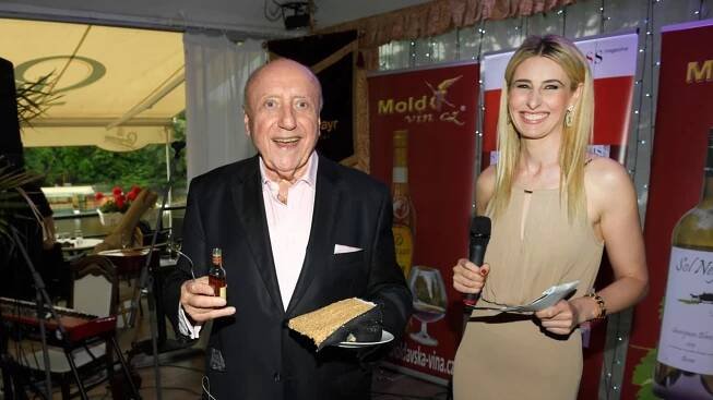 Dáda ztropila ostudu, že dlouho nesmí z domu, řekl Slováček a měl se k půvabné blondýnce