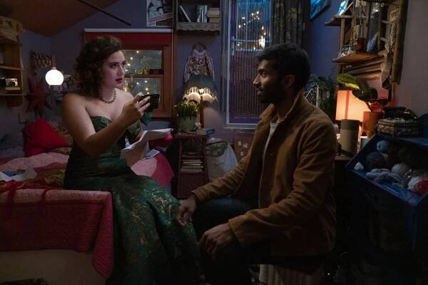V moci hvězd - Léto - Z filmu - Rose Matafeo, Nikesh Patel