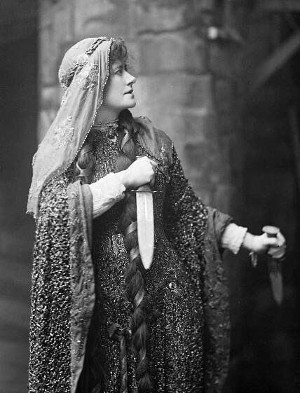 Ellen Terry, The Acclaimed Victorian Actress, In Her Famous Role As Shakespeare'S Lady Macbeth.